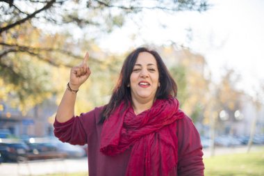 Güzel orta yaşlı Arap kadın parkı işaret ediyor.  