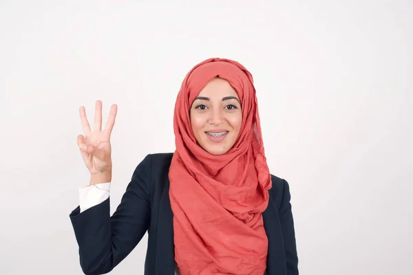 Belle Femme Musulmane Porte Blazer Noir Hijab Debout Contre Mur — Photo