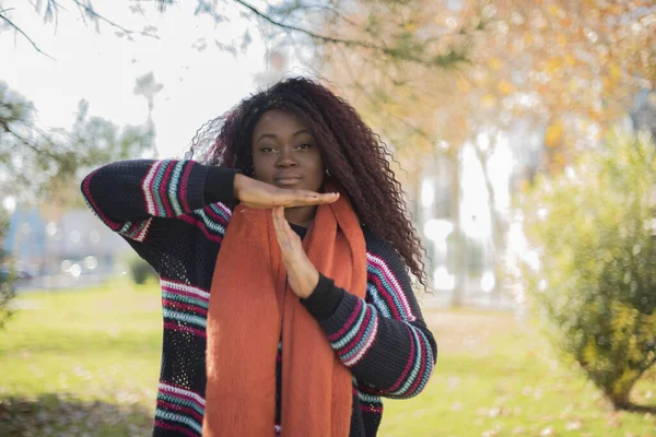 Piękna Afroamerykanka Długimi Włosami Ubrana Kolorowy Sweter Gestykulujący Jesiennym Parku — Zdjęcie stockowe
