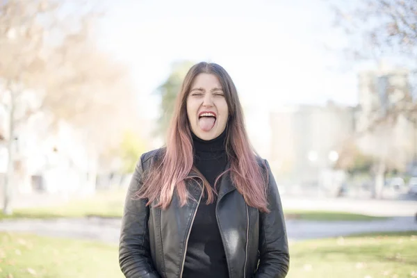 Jonge Mooie Vrouw Tonen Tong Het Park — Stockfoto