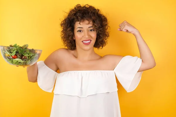 Aufgezogene Aufnahme Einer Frau Mit Salat Die Lässig Gekleidet Die — Stockfoto