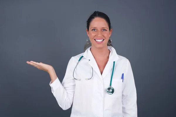 Θετική Ευτυχής Γιατρός Γυναίκα Απομονωμένη Γκρι Φόντο Λέει Wow Πόσο — Φωτογραφία Αρχείου