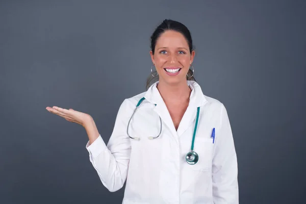 Positivo Feliz Médico Mulher Isolada Fundo Cinza Diz Wow Como — Fotografia de Stock