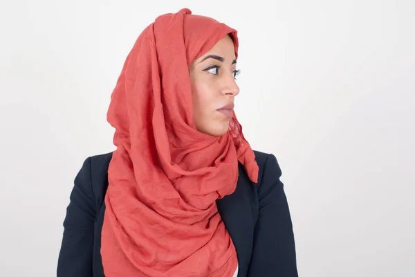 真剣な美しいイスラム教徒の女性のプロフィールは コピースペースと灰色のスタジオ壁の上に隔離された黒いブレザーとヒジャブを着用します — ストック写真