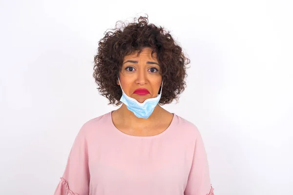 Mulher Vestindo Máscara Facial Roupas Casuais Triste Isolado Fundo Estúdio — Fotografia de Stock