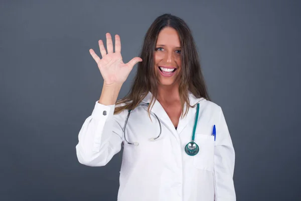 Jovem Médica Mulher Contra Parede Cinza Mostrando Apontando Para Cima — Fotografia de Stock