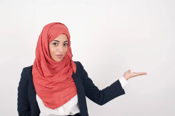 Retrato Bela Mulher Muçulmana Usa Blazer Preto Hijab Com Braço — Fotografia de Stock