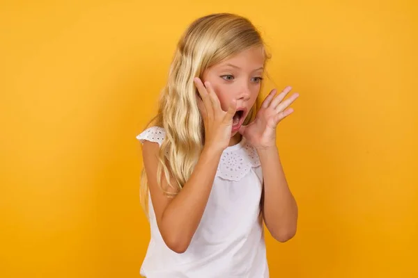 Χαριτωμένο Νεαρό Ξανθό Κοριτσάκι Φόντο Κίτρινο Στούντιο Είναι Έκπληξη — Φωτογραφία Αρχείου