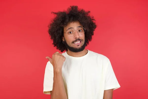 Junger Mann Mit Afro Haaren Zeigt Sich Gegen Rote Wand — Stockfoto
