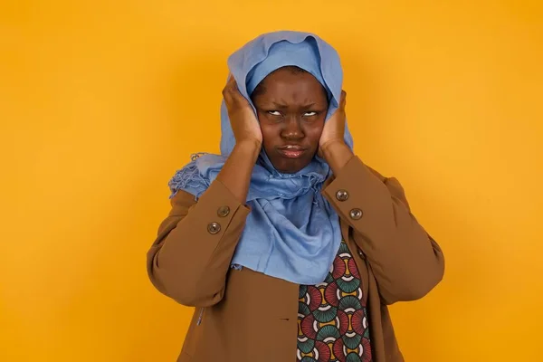 美しい若いアフリカ系アメリカ人イスラム教徒の女性の肖像画は 動物について悲しい映画を見て 泣かないようにしている不幸な表情を手に持っています — ストック写真