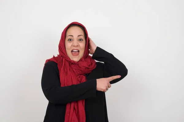 Positive Glad Mature Muslim Woman Says Wow How Exciting Has — Stock Photo, Image