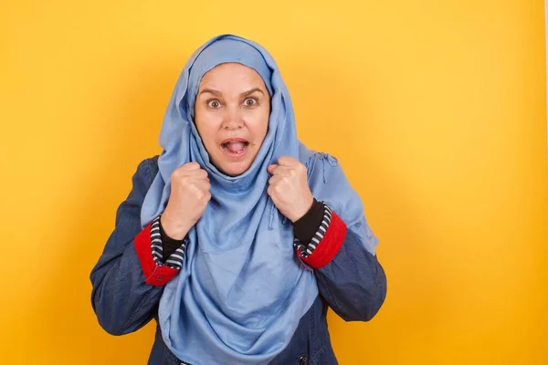 Human Face Expressions Emotions Portrait Middle Aged Muslim Woman Hijab — Stock Photo, Image