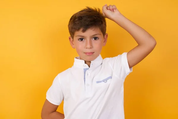 Menino Bonito Contra Parede Amarela — Fotografia de Stock