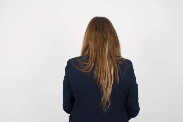 Вид Сзади Женщины Средних Лет Длинными Блестящими Волосами Стоящими Напротив — стоковое фото