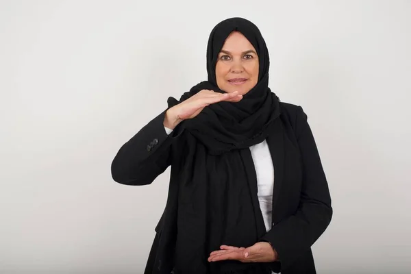 Молодая Красивая Мусульманка Черном Хиджабе Изолированном Фоне Жестикулирует Руками Показывая — стоковое фото