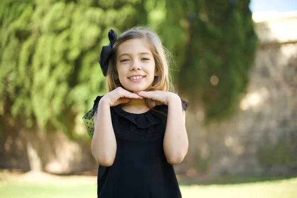 Menina Muito Surpreso Brincando Estúdio Pulando Tocando Queixo Com Mãos — Fotografia de Stock