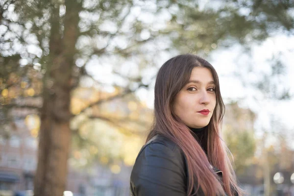 Ung Vacker Kaukasiska Kvinna Läder Jacka Tittar Kameran Parken — Stockfoto