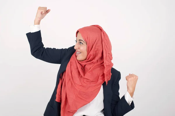 Schöne Muslimische Frau Trägt Schwarzen Blazer Und Hijab Und Feiert — Stockfoto