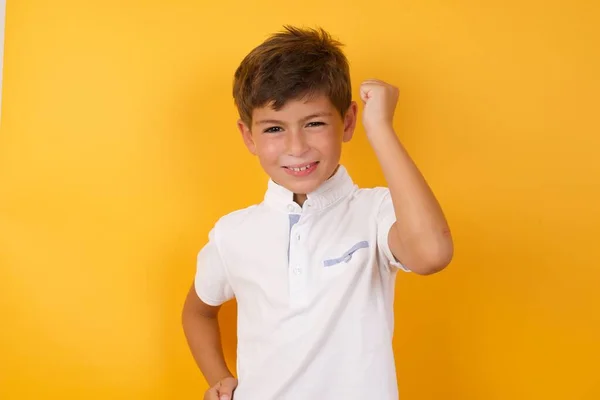 Lindo Chico Mostrando Puño Contra Pared Amarilla —  Fotos de Stock