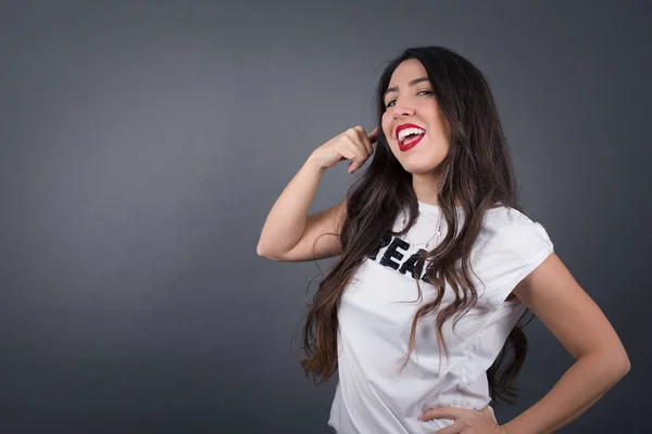 Hermosa Mujer Con Gesto Llamada Contra Fondo Gris — Foto de Stock