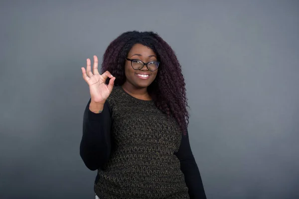 Jsem Ráda Atraktivní Afroameričanka Neformálních Šatech Ukazuje Pořádku Znamení Rukou — Stock fotografie