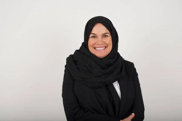Härlig Godmodig Ung Muslimsk Kvinna Svart Hijab Med Charmigt Leende — Stockfoto