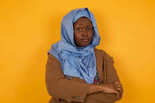 Retrato Cintura Hermosa Mujer Musulmana Afroamericana Frunciendo Ceño Con Desagrado —  Fotos de Stock