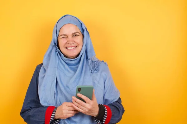 Agradable Mujer Musulmana Mediana Edad Hijab Usando Teléfono Propio Mirando — Foto de Stock