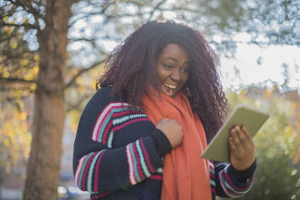 Красива Афроамериканська Жінка Довгим Волоссям Барвистому Светрі Смартфоном Осінньому Парку — стокове фото