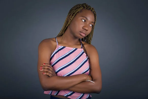 Pessimistische Junge Afrikanisch Amerikanische Frau Mit Verschränkten Armen Die Seitwärts — Stockfoto
