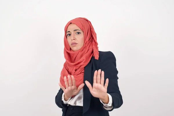 Bella Donna Musulmana Indossa Giacca Nera Hijab Sfondo Isolato Spaventata — Foto Stock