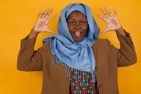 Portrait Belle Femme Musulmane Afro Américaine Regarde Avec Excitation Caméra — Photo