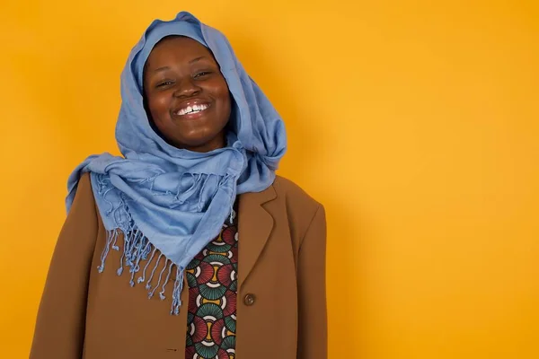 Hermosa Mujer Musulmana Afroamericana Sonriente Con Una Amplia Sonrisa Muestra —  Fotos de Stock