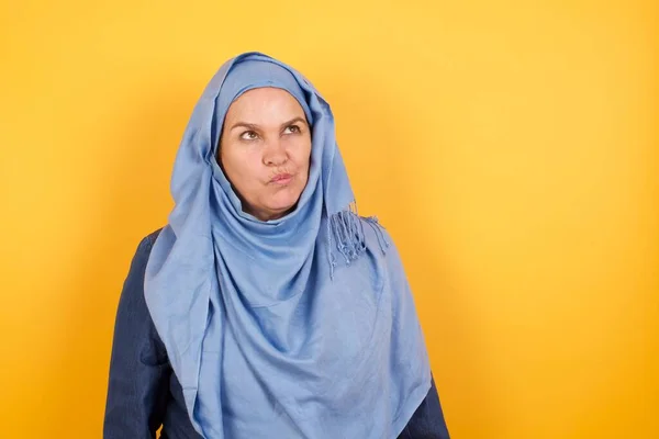 Agradable Mujer Musulmana Mediana Edad Hijab Mira Pensativamente Lado Planea — Foto de Stock