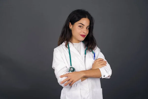 Περιμένετε Πλάνο Του Όμορφη Αυτοπεποίθηση Χαρούμενος Νεαρός Γιατρός Επιχειρηματίας Γυναίκα — Φωτογραφία Αρχείου