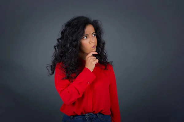 Retrato Aislado Mujer Morena Con Estilo Con Pelo Rizado Usando — Foto de Stock