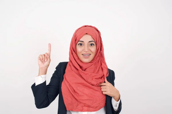 Feliz Positivo Mulher Muçulmana Bonita Usa Blazer Preto Hijab Diz — Fotografia de Stock