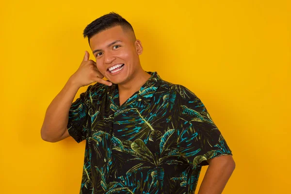 Gündelik kıyafetler içindeki çekici İspanyol erkek telefon konuşmasını taklit ediyor, cep telefonu tutuyormuş gibi el kulağına yakın tutuyor, kendine güvenen bir yüz ifadesi var, dışarıda izole edilmiş. Ara beni.!