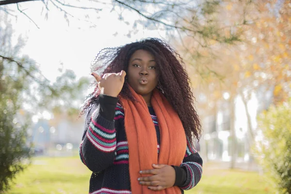 Genç Güzel Kıvırcık Saçlı Afro Amerikan Bir Kadın Parkta Renkli — Stok fotoğraf