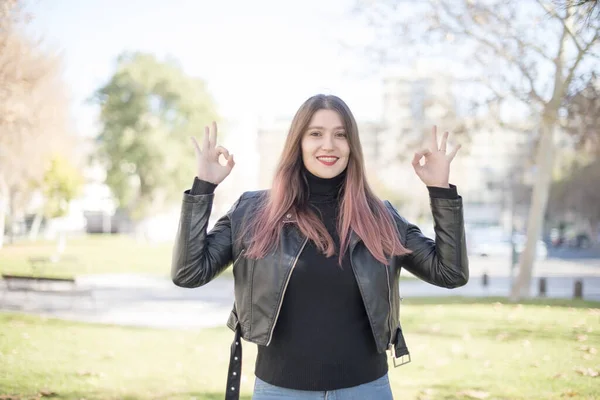 Jovem Bela Mulhermostrando Parque — Fotografia de Stock