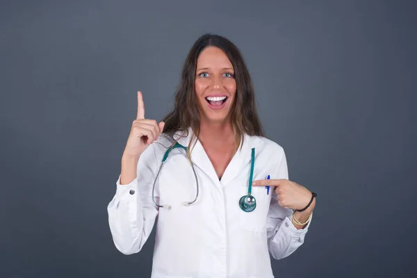 Positief Blij Dat Een Arts Medisch Uniform Een Stethoscoop Zegt — Stockfoto