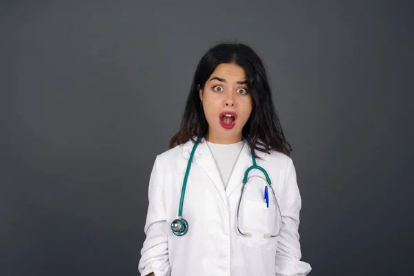 Médico Atraente Emocional Com Boca Aberta Expressa Grande Surpresa Medo — Fotografia de Stock