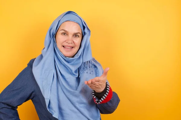 Positivo Feliz Mujer Musulmana Mediana Edad Hijab Dice Wow Emocionante — Foto de Stock