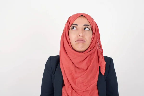 Gloomy Entediado Mulher Muçulmana Bonita Usa Blazer Preto Hijab Franjas — Fotografia de Stock