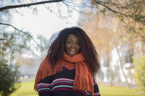 Jong Mooi Afro Amerikaans Vrouw Met Lang Krullend Haar Dragen — Stockfoto