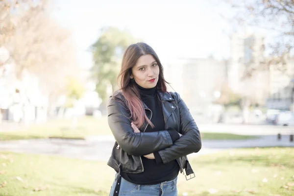 Jovem Bela Mulher Com Braços Cruzados Parque — Fotografia de Stock