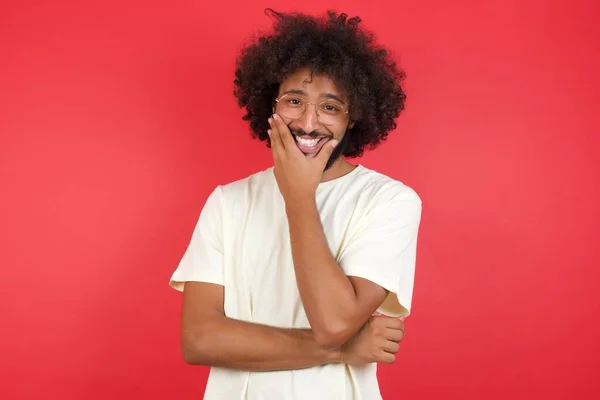Fiatal Férfi Afro Haj Mosolygott Piros Fal — Stock Fotó
