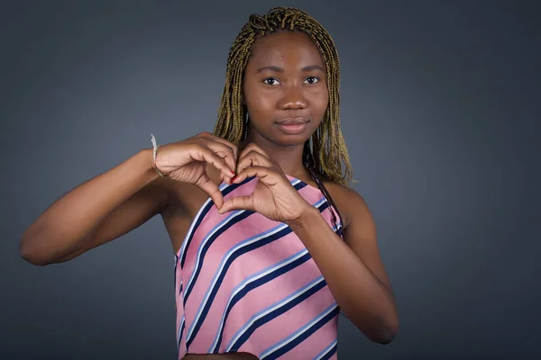 Schöne Afrikanisch Amerikanische Frau Vor Isoliertem Grauen Hintergrund Die Verliebt — Stockfoto