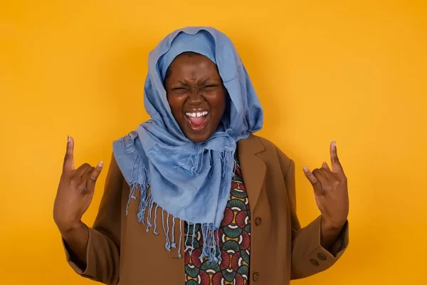 Born Rock World Joyful African American Muslim Woman Fashionable Clothes — Stock Photo, Image