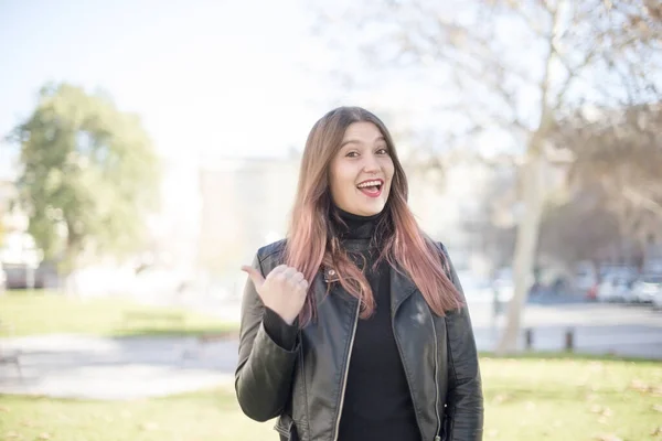 Jovem Mulher Bonita Com Polegar Parque — Fotografia de Stock